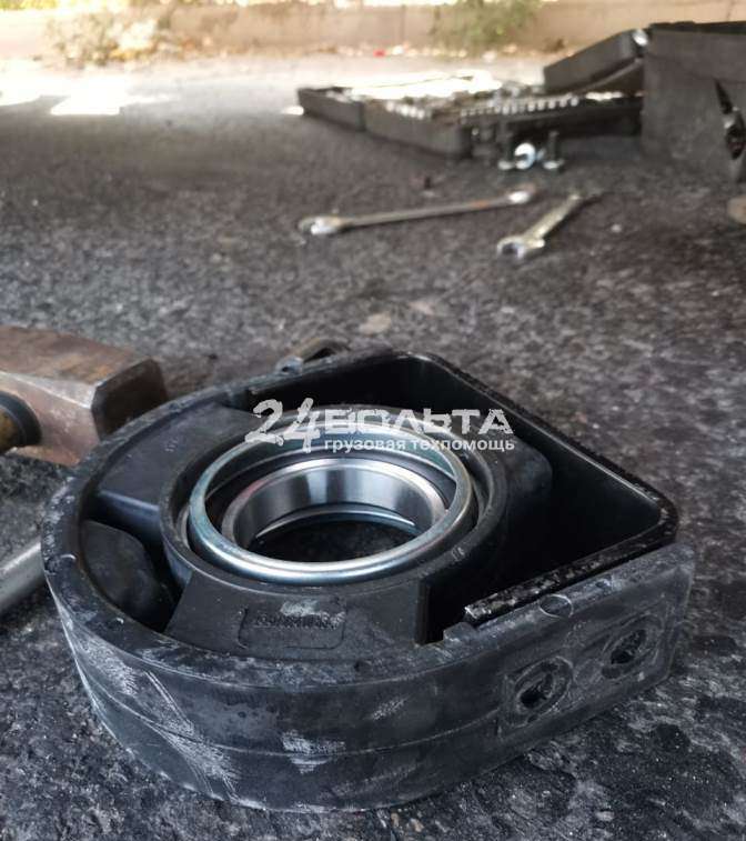Замена подвесного подшипника на Мерседесе Актрос